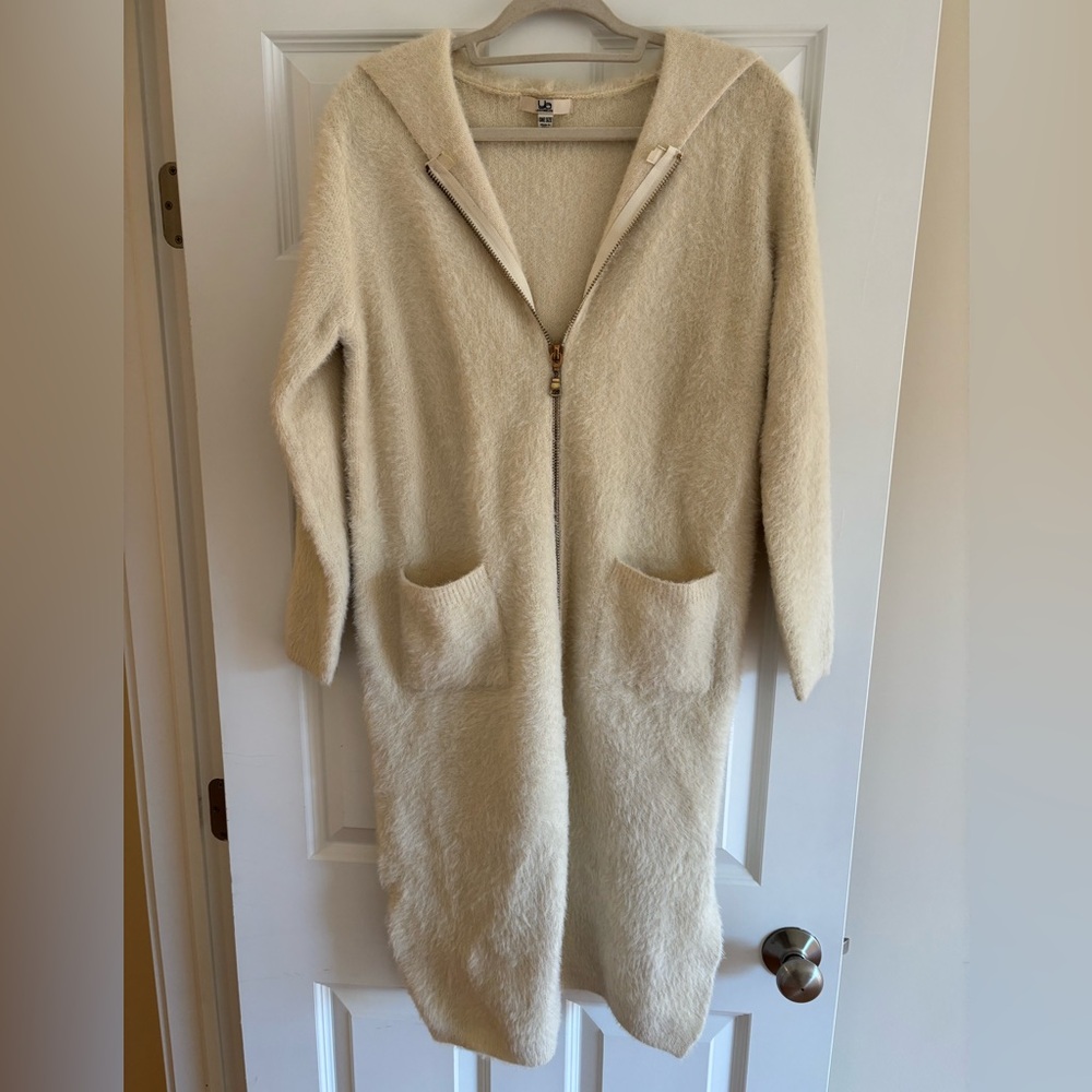 YA LOS ANGELES. Winter white hooded sweater coat with full zip, one size.